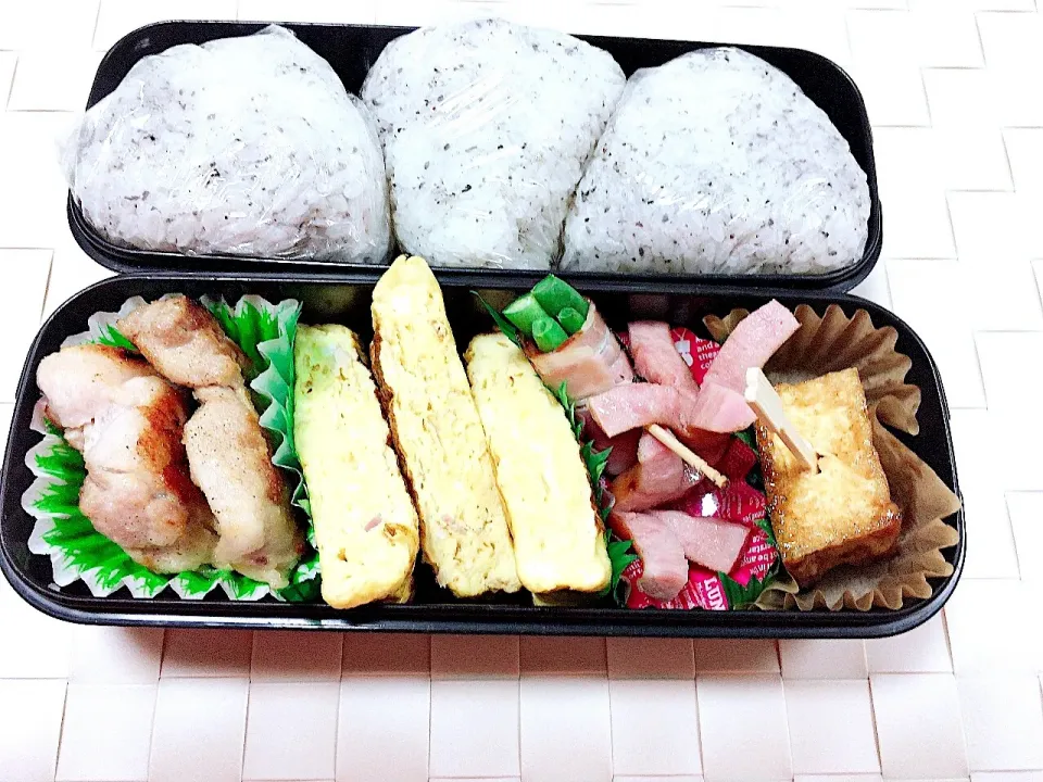 息子のお弁当 鳥のレモン塩マヨソテー 厚揚げの甘辛炒め インゲンのベーコン巻き ハムチーズ入り卵焼き お花ウィンナー  肉入りおにぎり|keitakumamaさん