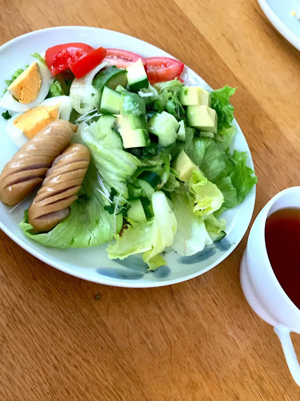 ライザップ朝食編
レタス、胡瓜、アボカド、トマト、ゆで卵、
ウィンナーのサラダ🥗
生姜紅茶で代謝アップ⤴️|5ネコママさん