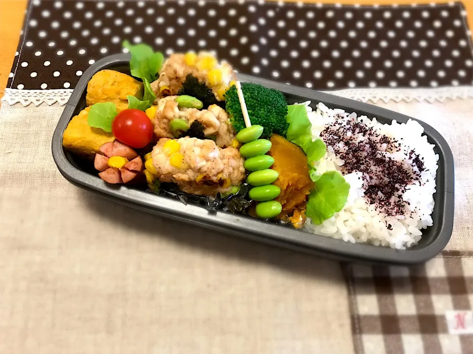 Snapdishの料理写真:とり胸ザクバーグ🐓🌽
卵焼き🍳
かぼちゃの煮物🎃
ウインナー🌸
枝豆😊
🥦🍅🍚|あやこさん