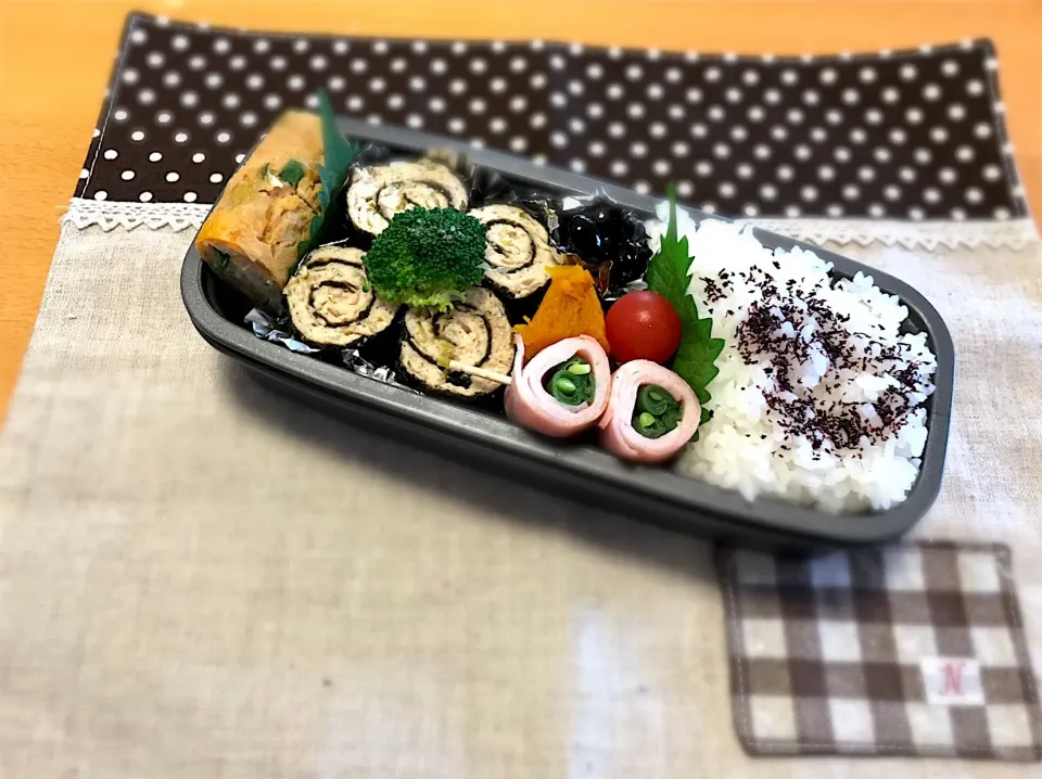 Snapdishの料理写真:とり胸海苔巻き🌀🐓
卵焼き🍳
いんげんベーコン巻き🥓
かぼちゃの煮物🎃
黒豆😆
🥦🍅🍚|あやこさん