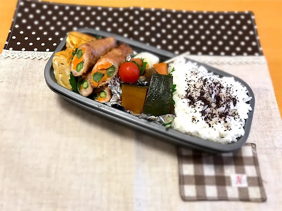 いんげん＋人参肉巻き🥓
卵焼き🍳
ちくわの梅しそ巻き🌀
かぼちゃの煮物🎃
筑前煮🥕
🍅🍚|あやこさん