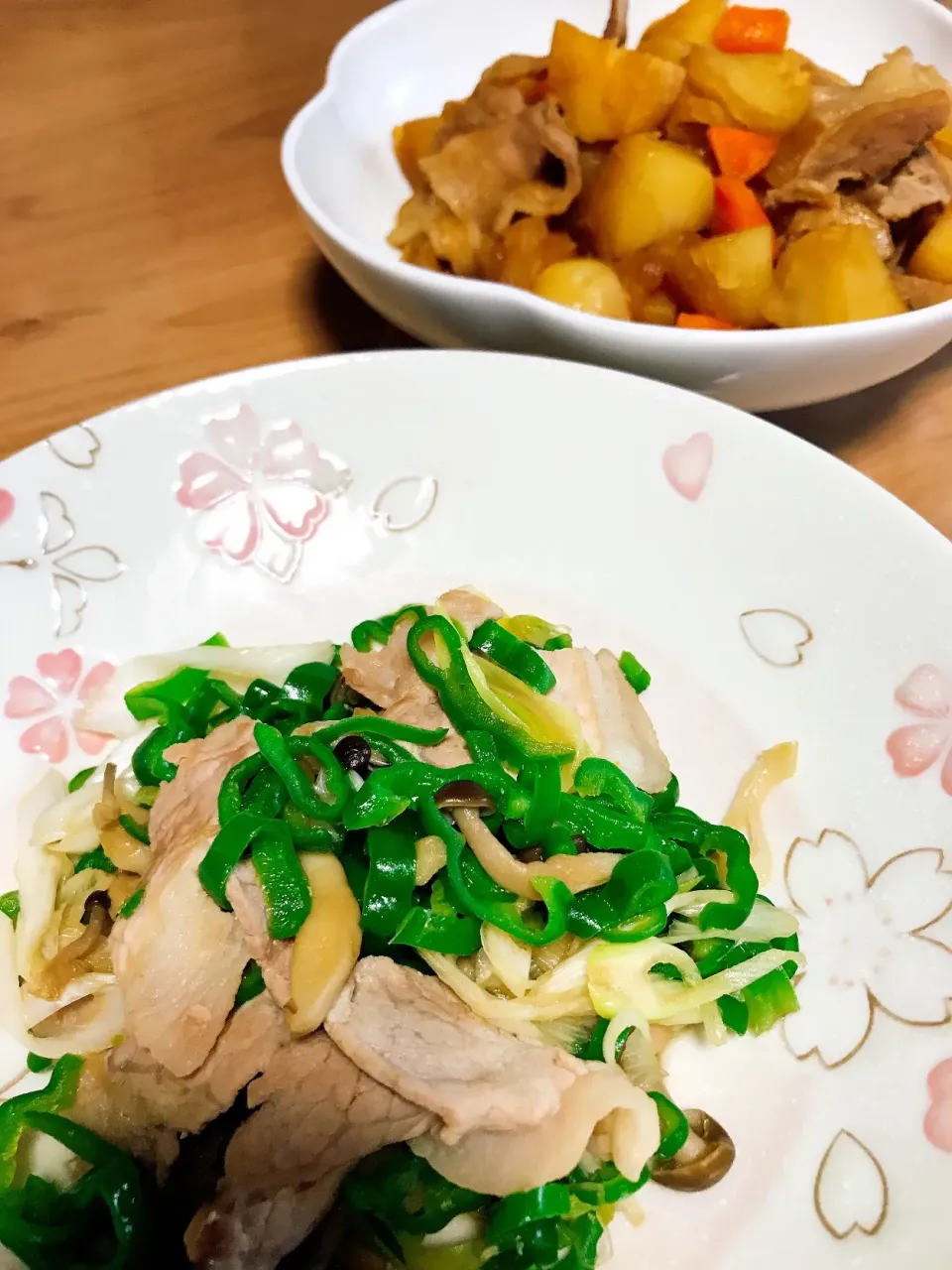 肉じゃが🥔と豚肉とピーマンのオイスターソース炒め🍲|ニコタンさん