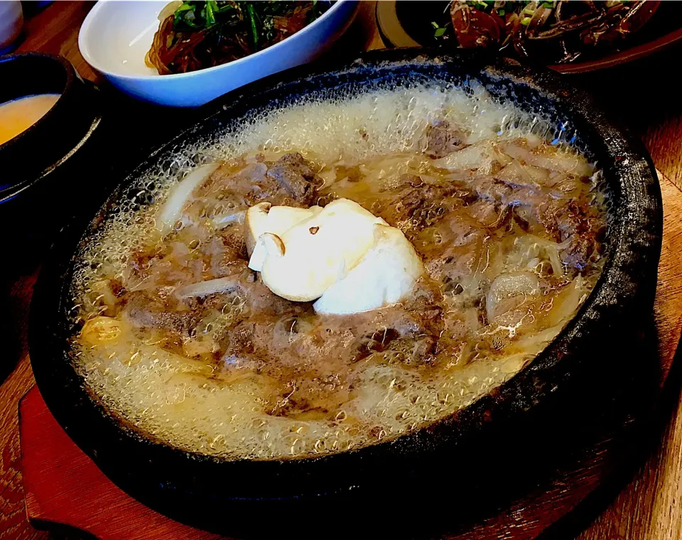 Snapdishの料理写真:沸騰プルコギ  in Seoul 🇰🇷                                 ※ここまでグツグツさせるって                                          ご存知でしたか？|酒肴菜 kun                          自 2018.5.1さん