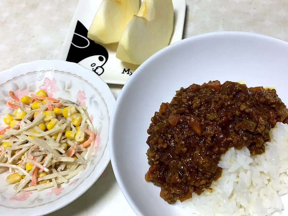 キーマカレー🍛ごぼうとにんじんとコーンのサラダ🥕🌽りんご🍎|aさん