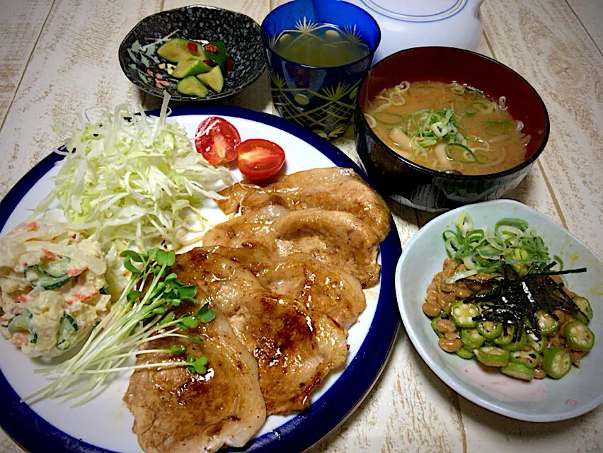 Snapdishの料理写真:今日の男飯(｡-_-｡)生姜焼き&自作ポテサラ&ピリ辛キュウリの一夜漬け&オクラ納豆&しめじともやしの味噌汁🎶1汁4品|ひーちゃんさん