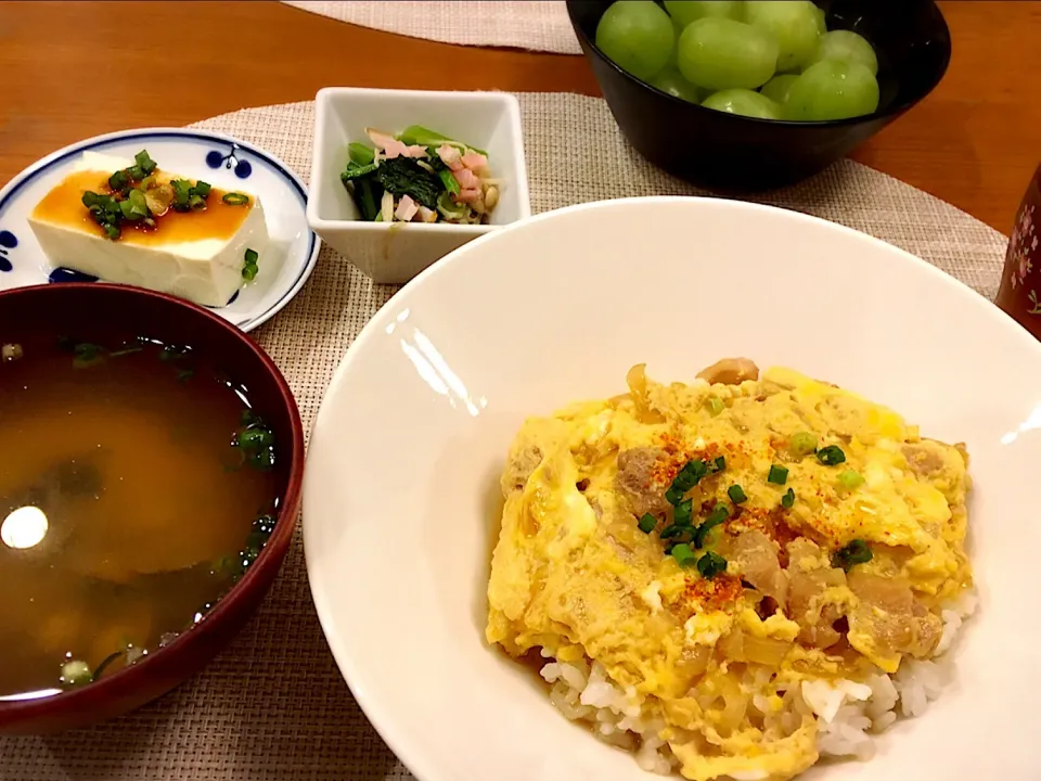 18/09/12 夕飯♪ 親子丼 冷奴 小松菜えのきベーコン しじみ汁 ロサリオビアンコ|ikukoさん