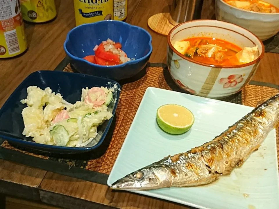 秋刀魚の塩焼き&トマトサラダ&ポテトサラダ&キムチスープ|まぐろさん