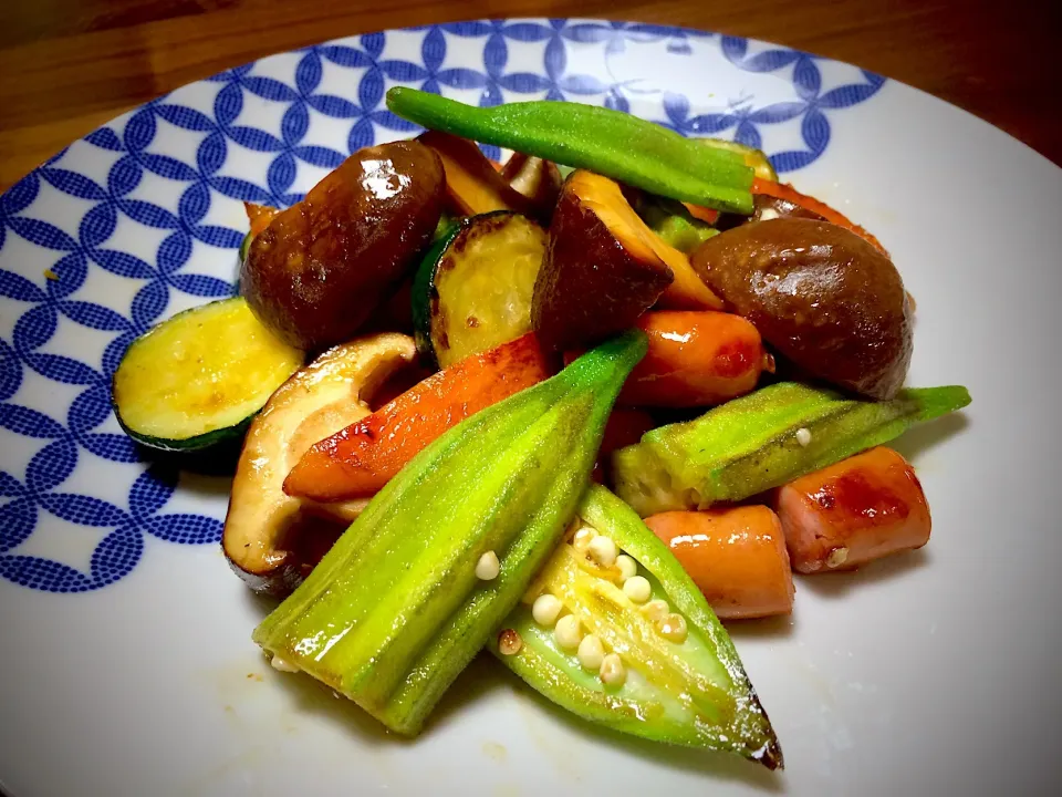 旅のお土産🐶 太っちょオクラと原木椎茸とウインナーの炒め物🌵🍄🍁|ぱぴこ家さん