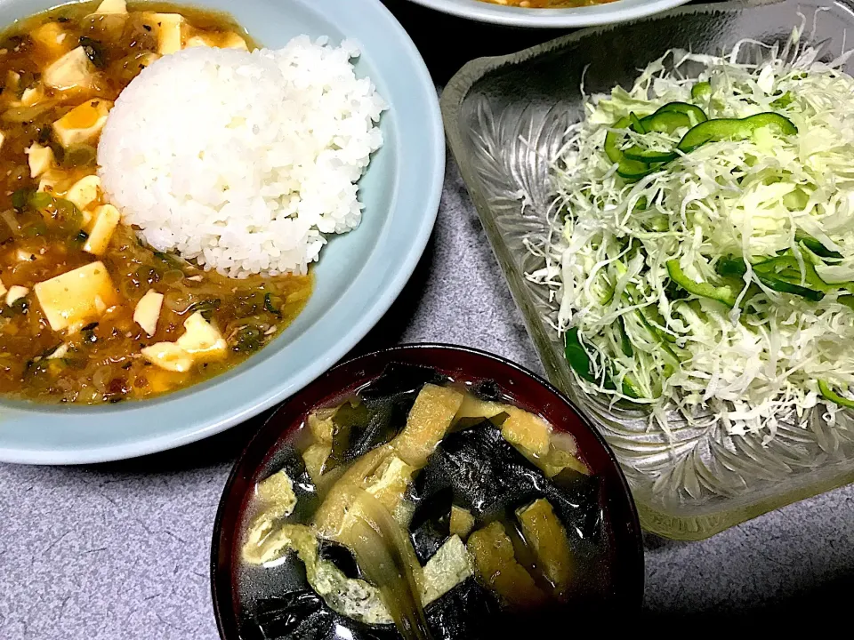 Snapdishの料理写真:白米生姜ネギ入り麻婆豆腐丼、ワカメ油揚げミョーガ味噌汁、ピーマンキャベツサラダ|ms903さん