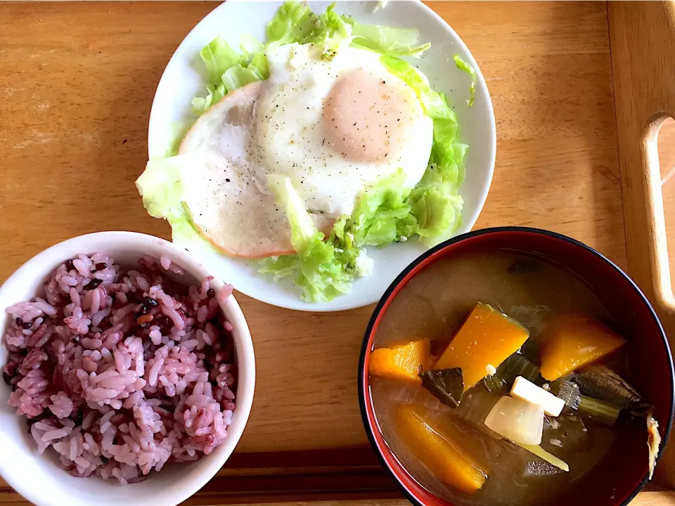 急にハムエッグが食べたくなった昼ごはん🍳|かわちさん