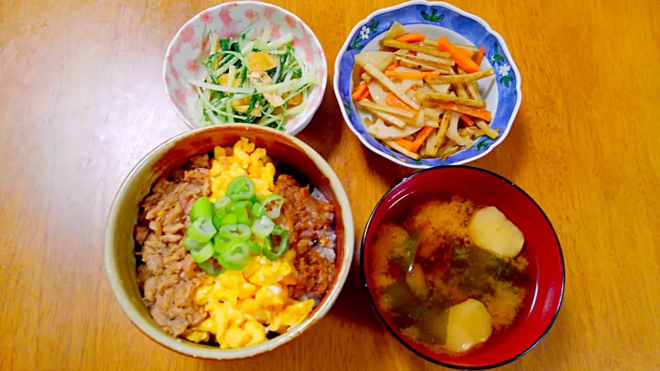 Snapdishの料理写真:９月９日　ツナそぼろ　れんこんきんぴら　油揚げと水菜のおひたし　お味噌汁|いもこ。さん