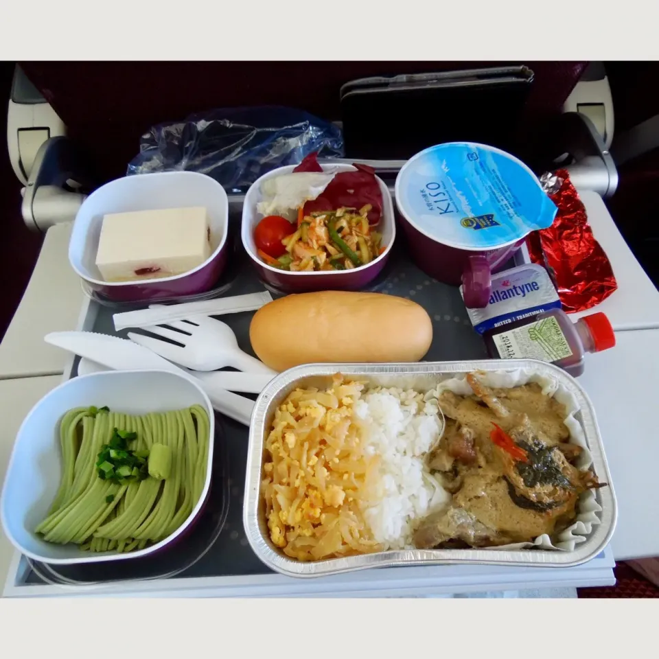 羽田➡︎バンコク タイ航空 機内食
２０１７年は1位だったとか！
その時のメニューと変わっていた。|Takeshi  Nagakiさん