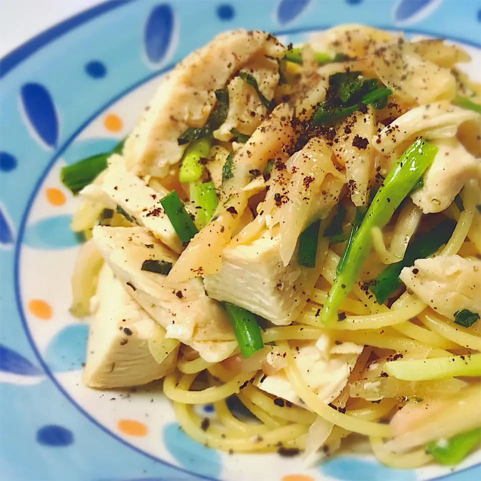 Snapdishの料理写真:鶏の胸肉と新生姜のパスタ (๑˃̵ᴗ˂̵)و|bamazooさん