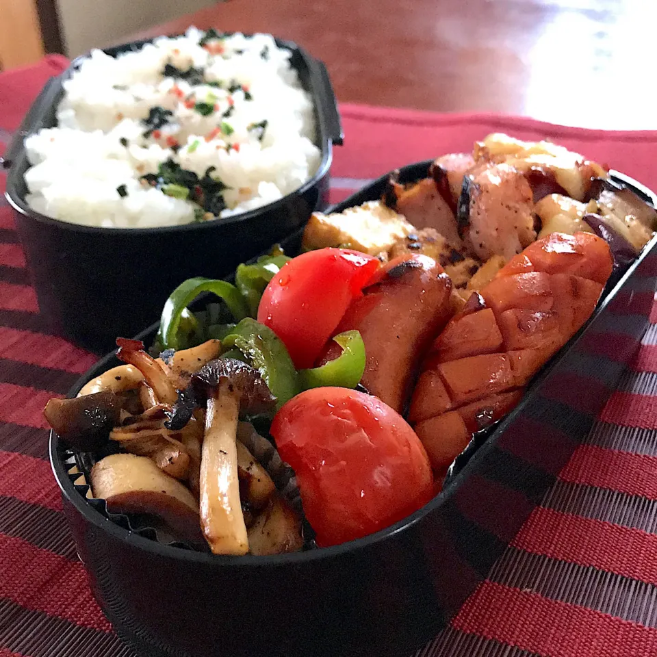 今日のお弁当🍱
厚切りベーコン
秋の野菜たっぷりで
今日も一日頑張って
まいりましょう٩( 'ω' )و

雨が降りそう
傘の用意は忘れずに🌂
気をつけて
いってらっしゃい👋😊|mokoさん