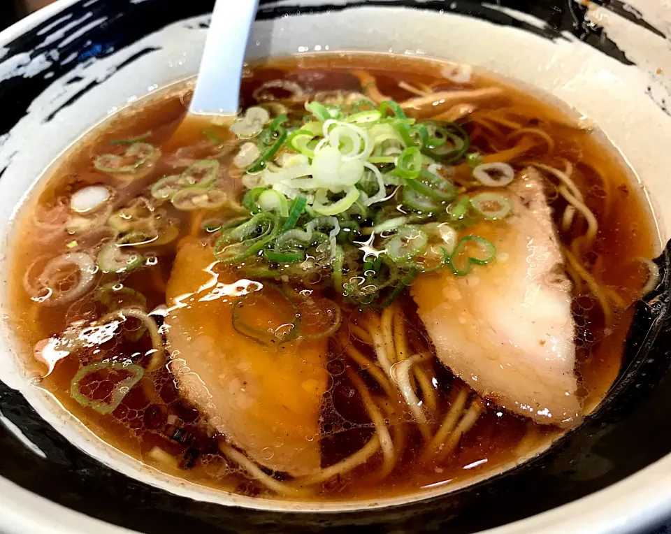 新大阪駅で新幹線乗り換えの時にいつも行く蕎麦屋さんが余りにも客が多かったので、その近所のラーメン屋に行ってみる。普段油の少ない蕎麦ばかりだからラーメンの油が辛い虚弱体質になってましたわ💦|にゃあ（芸名）さん