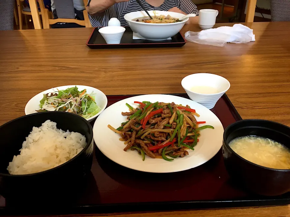 母親の定期歯科検診後のランチは中華・母は湯麺，俺は牛肉とピーマンの炒め物|Tarou  Masayukiさん