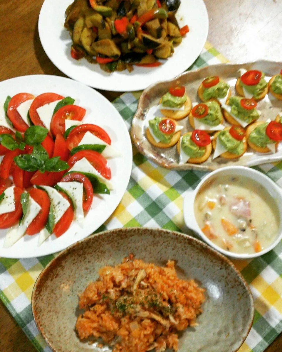 夕飯🌃🍴舞茸の炊き込みピラフ&豆乳のチャウダー&ナスとパプリカのカレー炒め&アボカドのディップ&カプレーゼ|makikoさん