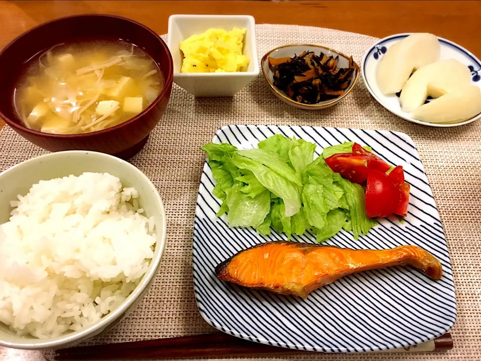 Snapdishの料理写真:18/09/13 夕飯♪ 焼き鮭 ひじきと大豆の煮物 さつまいもとクリームチーズのサラダ 味噌汁 梨|ikukoさん