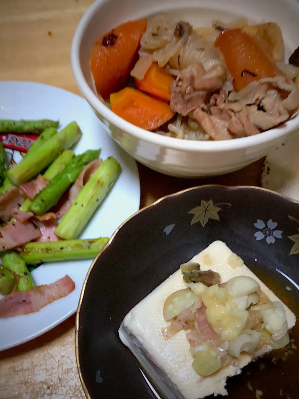 Snapdishの料理写真:肉じゃが、冷奴、アスパラベーコン|ミカさん