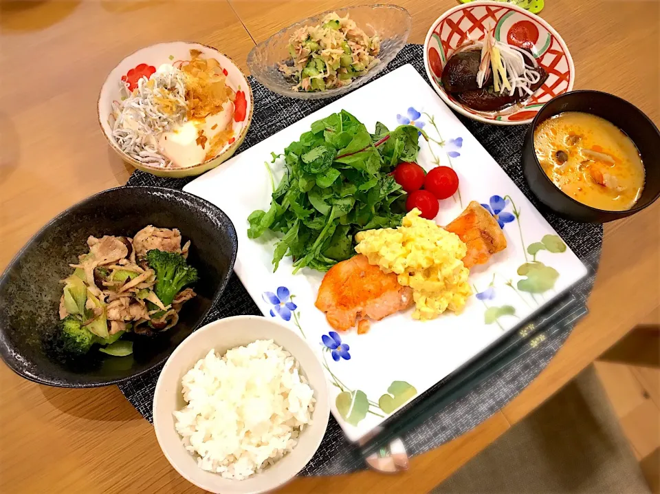 Snapdishの料理写真:鮭 たくあんタルタルソース
ちんげん菜 ブロッコリー 豚肉 中華炒め
なす 煮浸し
切り干し大根 サラダ
冷や奴 かつお しらすがけ|nana 🍅さん