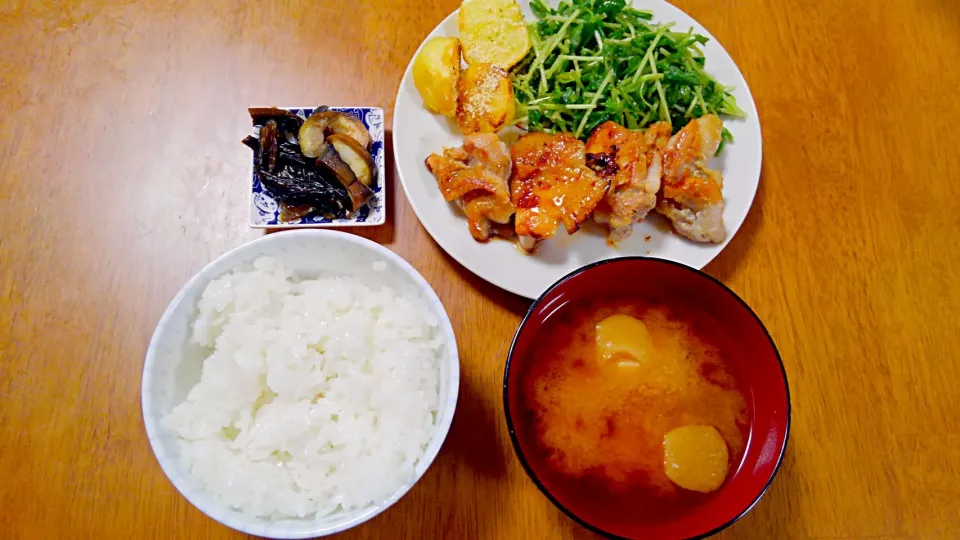 ９月１０日　鶏もも肉の塩焼き　豆苗サラダ　カリカリじゃがいも　お漬け物　お味噌汁|いもこ。さん