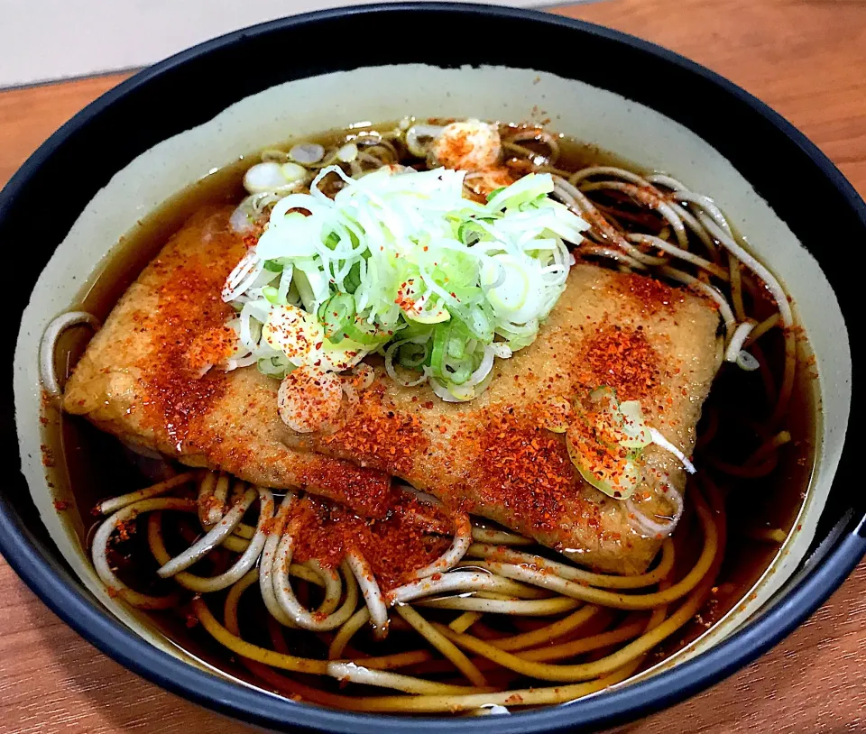 長野県松本市の掛け蕎麦油揚げ（大阪呼称:たぬき蕎麦）は、かなり掛け出汁の色が濃いですわ。長野は関東甲信越地方に含まれるからなのかなぁ？でも、東京の蕎麦の方が出汁の色が薄かったなぁ。ただ、辛そうな色の割には辛くないですわ🤔|にゃあ（芸名）さん