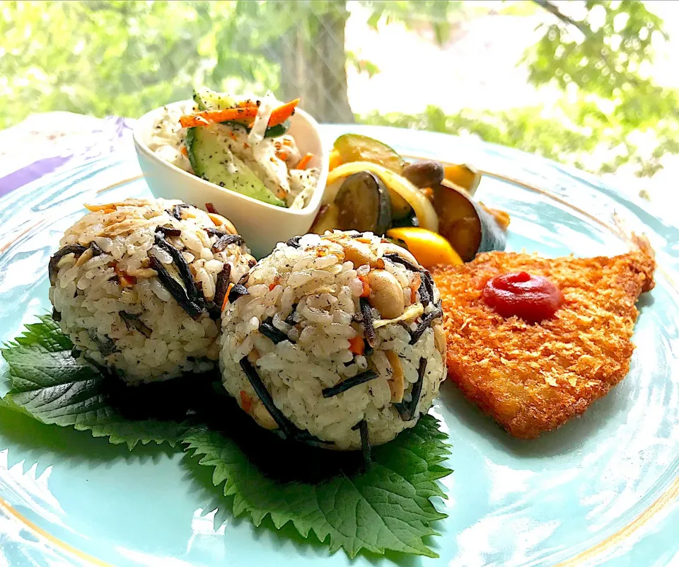 昼ごはん  液みそあらだしで、ひじきとツナの炊き込みご飯🍙でおにぎりワンプレート|砂雪さん