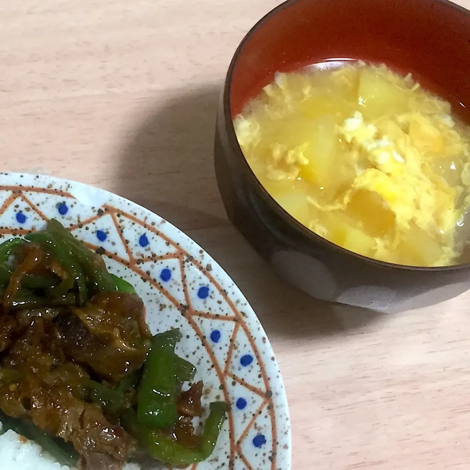 玉ねぎと卵の味噌汁 昨日の残り物のお肉にピーマン入れただけ炒め|たりさん