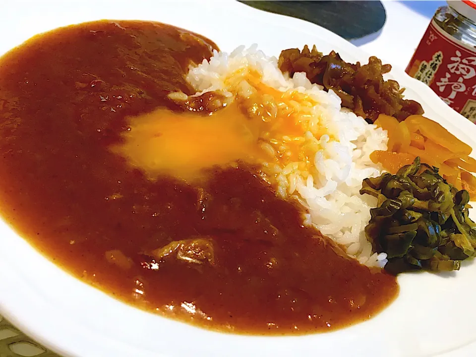 昼メシ： 黄身がけ  にんにく野菜カレー                                with #かまどさん電気 の #土鍋ごはん                                        壺漬、柴漬、酒悦 福神漬|酒肴菜 kun                          自 2018.5.1さん