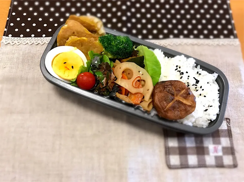 Snapdishの料理写真:焼売カレーピカタ🍛🥚
ゆで卵🥚
かぼちゃの煮物🎃
蓮根人参のきんぴら🥕
無限ピーマン😊
椎茸ソテー🍄
🥦🍅🍚|あやこさん