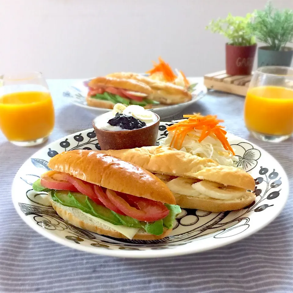 チーズアボカドトマトサンドとクリチバナナサンド🍌|ゆかりさん