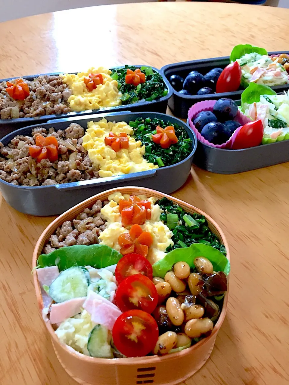 親子お弁当🍱⁽⁽ ◟(∗ ˊદ` ∗)◞ ⁾⁾💗
三色丼☘と煮豆🙆‍♀️|ふみぃさん