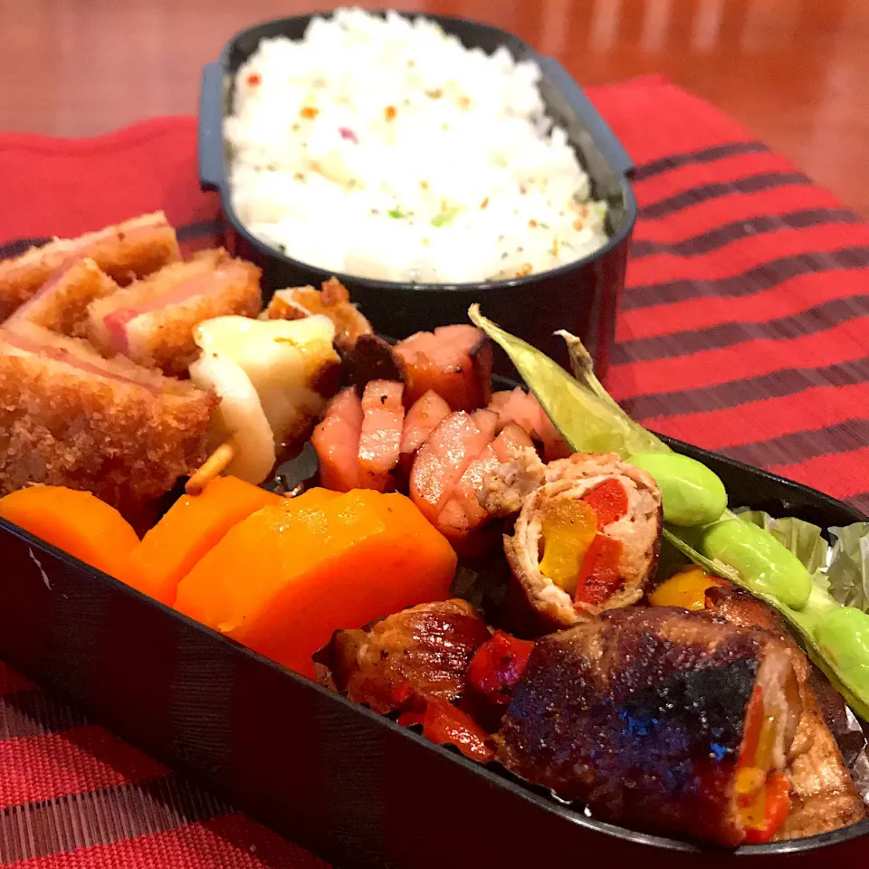 Snapdishの料理写真:今日のお弁当🍱
パプリカの豚肉巻き
ハムカツ

週末金曜日
雨降りの朝です

今日も笑顔で
一日 頑張って
まいりましょうp(^_^)q

今週もあと一息、
気をつけて
いってらっしゃい👋😊|mokoさん