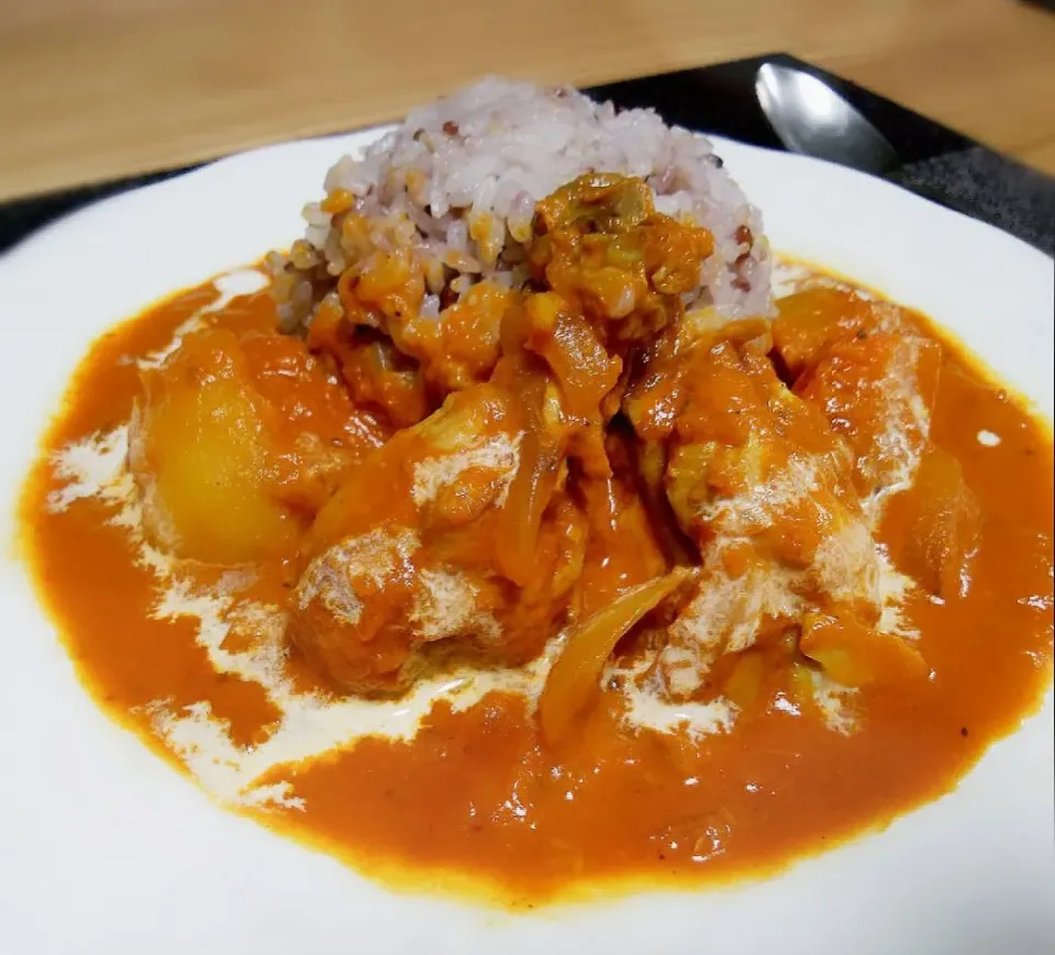 志野さんのコンソメいらないよ〜                                     鶏手羽元のカチャトーレ(鶏肉のトマト煮)からのバターチキンカレー🍛|sakurakoさん