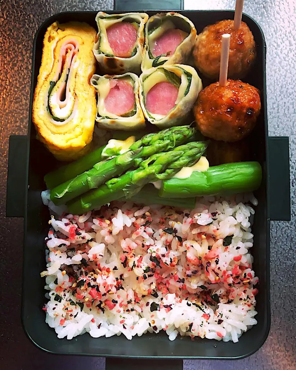 Snapdishの料理写真:餃子の皮に大葉、チーズ、ウインナー巻き弁当|坂本久美子さん