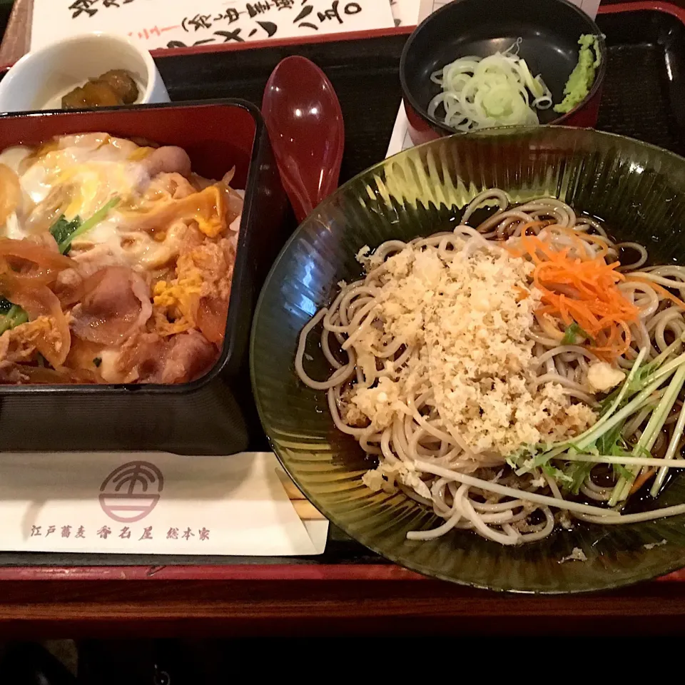 ぶたと鳥のコラボ丼とお蕎麦のセット@香名屋(新宿御苑前)|yoooochanさん