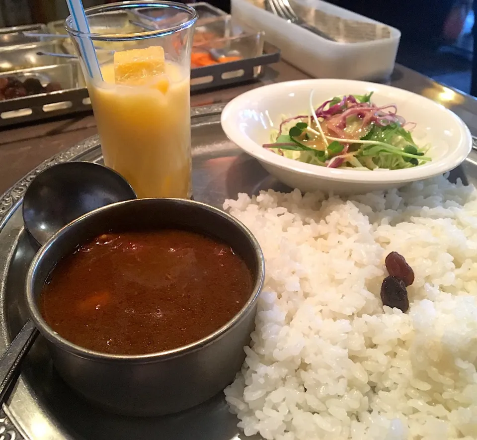 営業マンの昼ごはん☀️☀️🔆
Dランチ  エビ🦐とトマト🍅のカレー
うーん꒰•̫͡•ོ꒱うまいのかな？米もセオリー通りの古米って感じだけど...|ぽんたさん