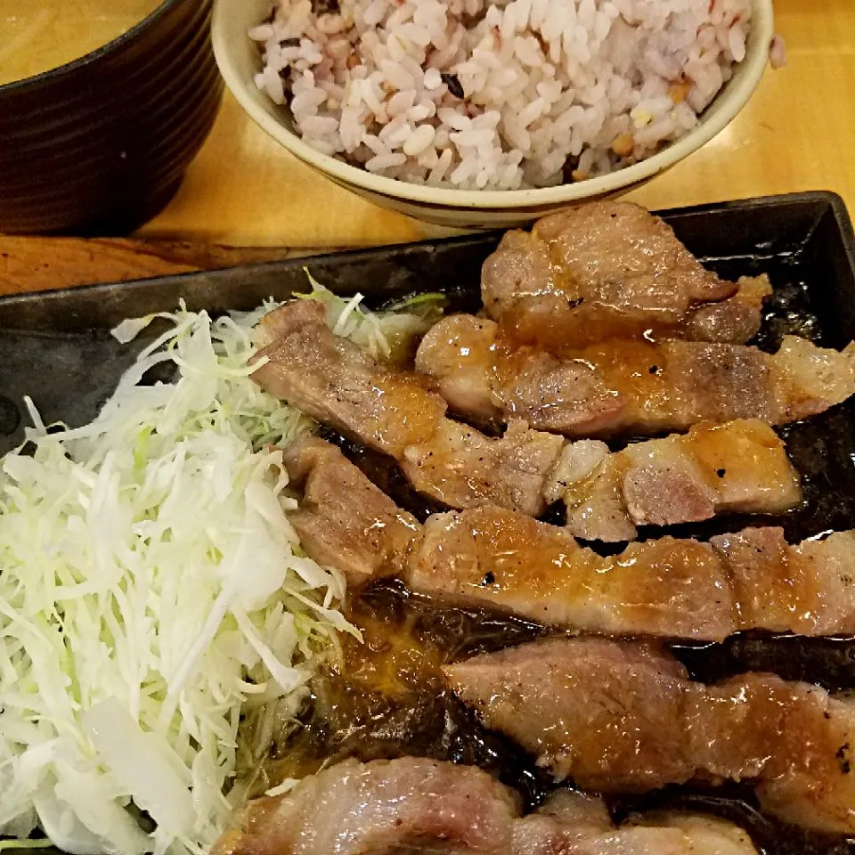 Snapdishの料理写真:厚切り豚の生姜焼き|nobさん