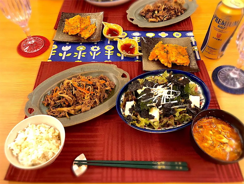 プルコギ
チョレギサラダ
キムチ チヂミ
もやし さば缶 韓国風スープ|nana 🍅さん