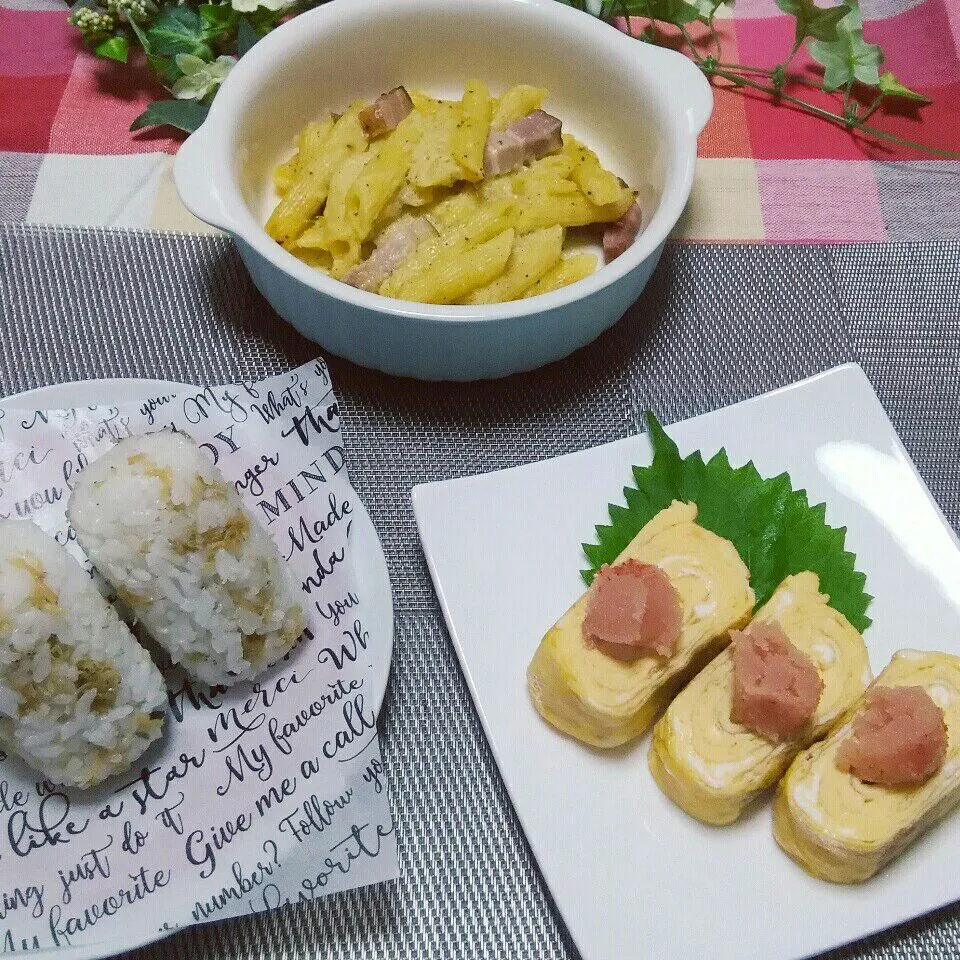 Snapdishの料理写真:今日の昼ごはん❤ちりめんじゃこの佃煮🍙　だし巻き玉子　カルボナーラ|ちいたんさん