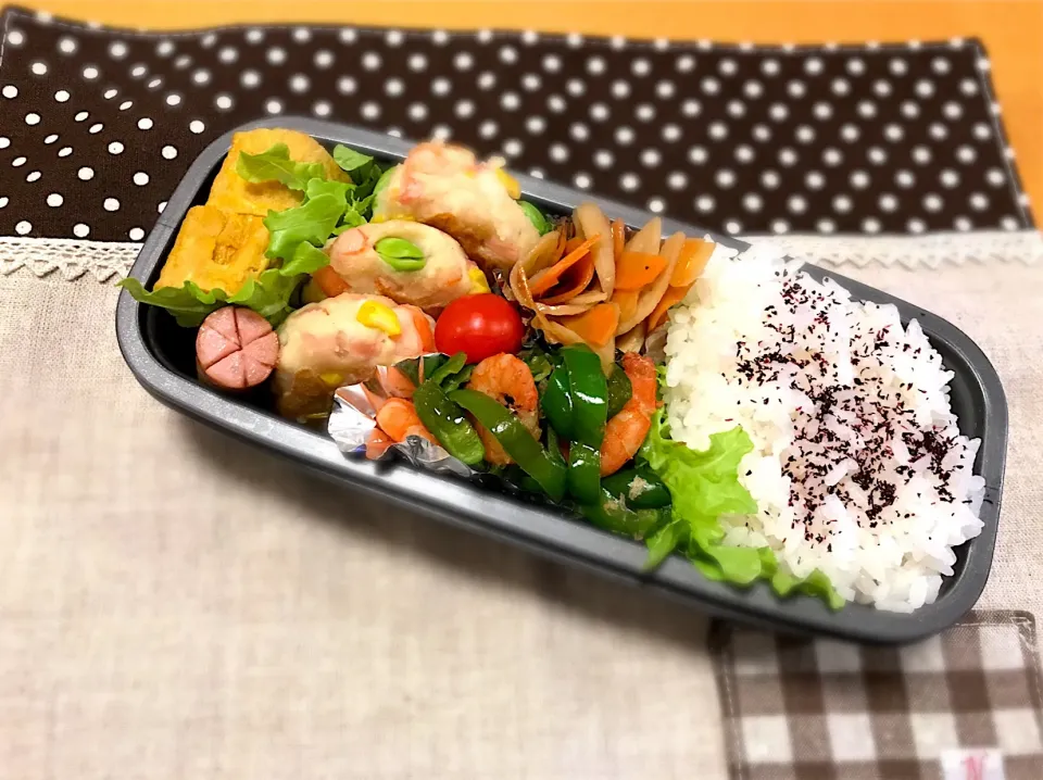 エビはんぺんバーグ🦐🌽
卵焼き🍳
蓮根のきんぴら🥕
無限ピーマン＋エビ🦐
ウインナー🌸
🍅🍚|あやこさん