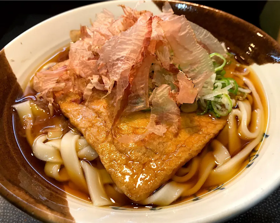 名古屋駅にて遅めの昼ごはんに『キツネきしめん』を頂く🍜出汁の色の濃さの境界線が気になる今日この頃…京都は薄いしなぁ。境界線は岐阜とか滋賀かしら？|にゃあ（芸名）さん