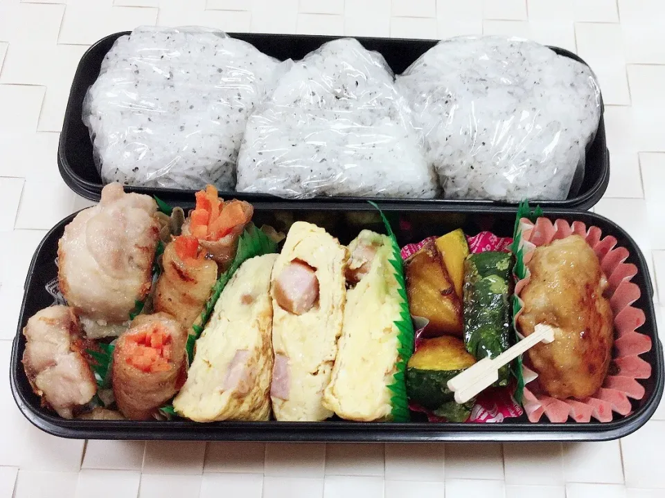 息子のお弁当 鶏モモのレモン塩マヨソテー ウィンナーチーズ入り卵焼き 人参の豚バラ巻き 豆腐入りレンコンつくね   肉そぼろ入りおにぎり|keitakumamaさん