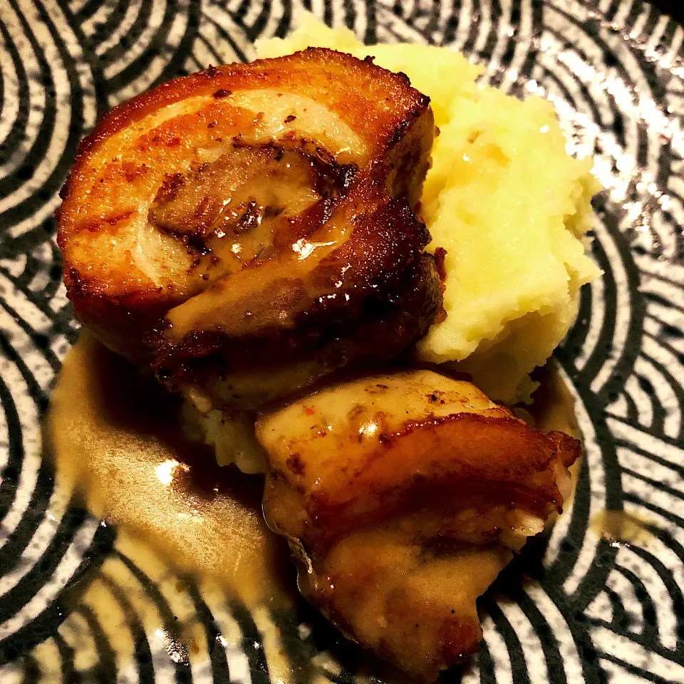 Snapdishの料理写真:Roast Porchetta with pan sauce and mashed|Chris Shannonさん