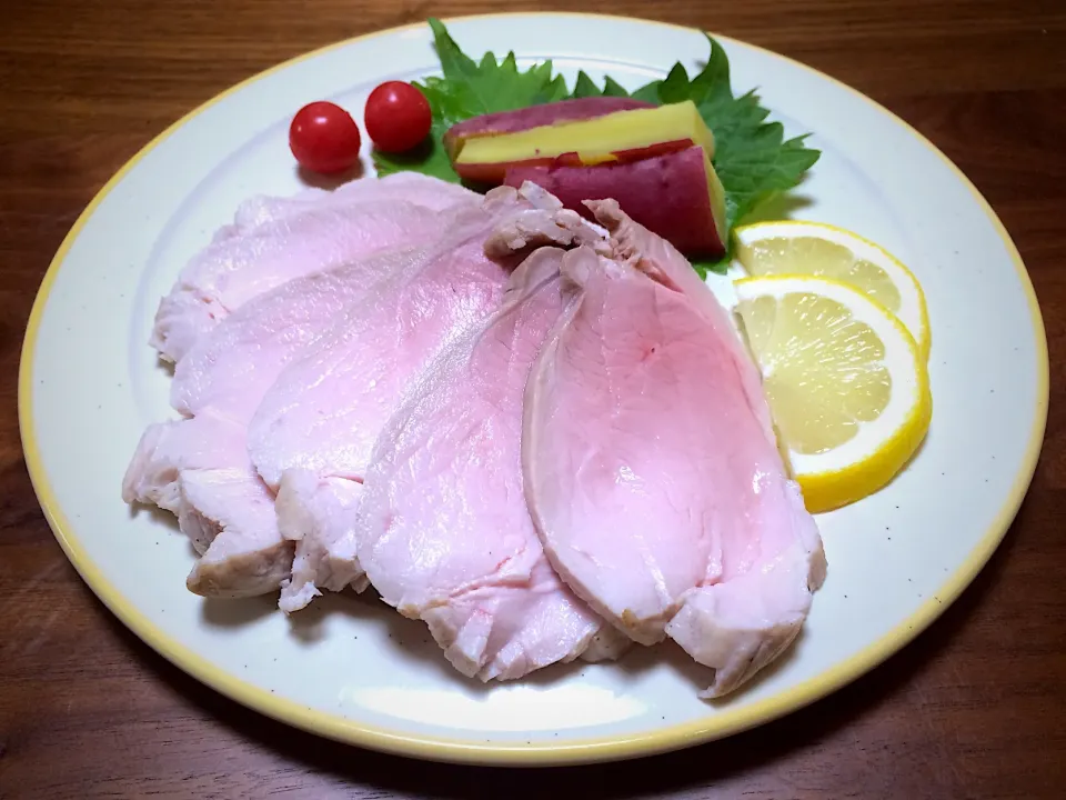 Snapdishの料理写真:簡単しっとり豚モモハム🐷 月のお皿盛り🌝🌷|ぱぴこ家さん