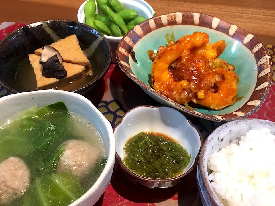 晩御飯
海老チリ、厚揚げと椎茸の煮付け、白米、鶏団子とキャベツのスープ、枝豆、めかぶ|かよちゃんさん