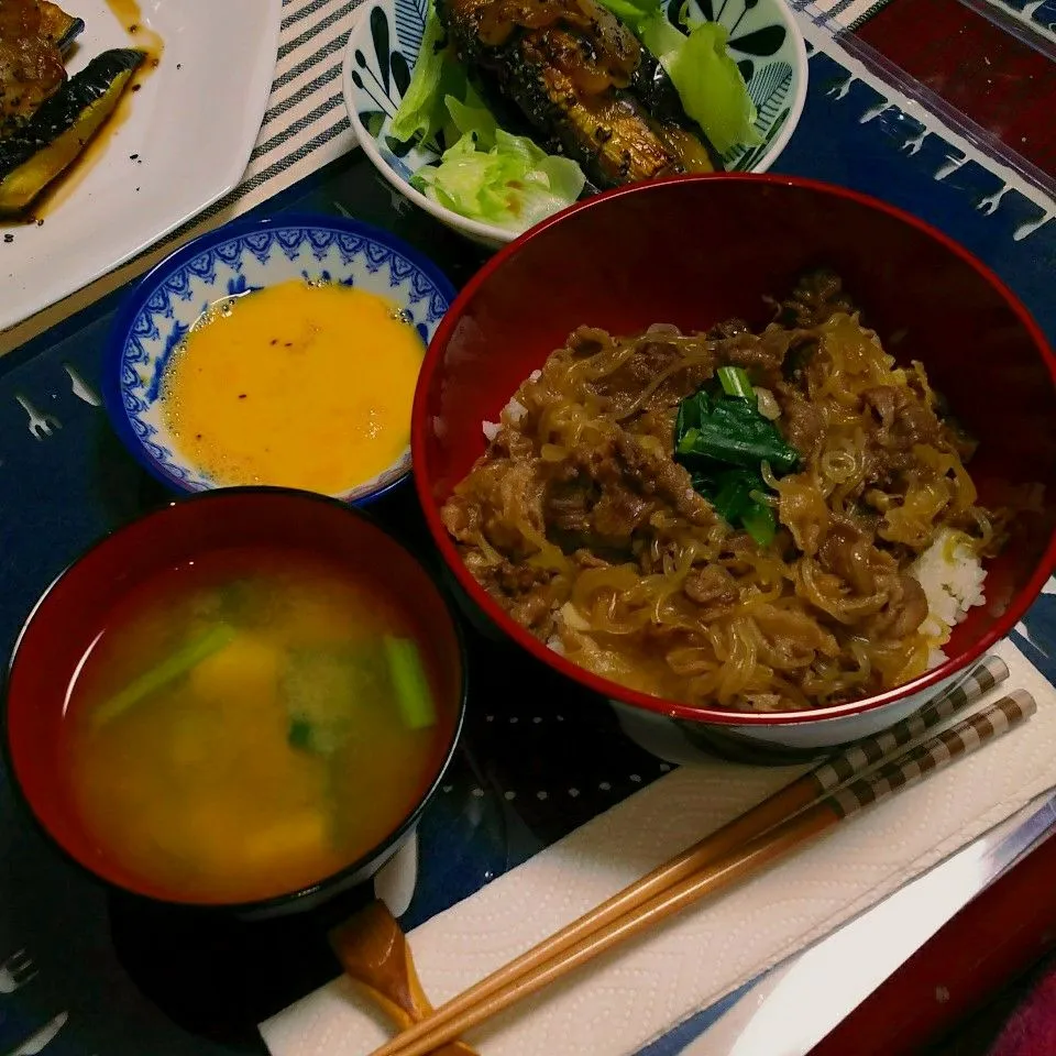 お夕飯
*牛丼
*茄子の甘辛煮
*味噌汁(小松菜、豆腐)|福島由美子さん