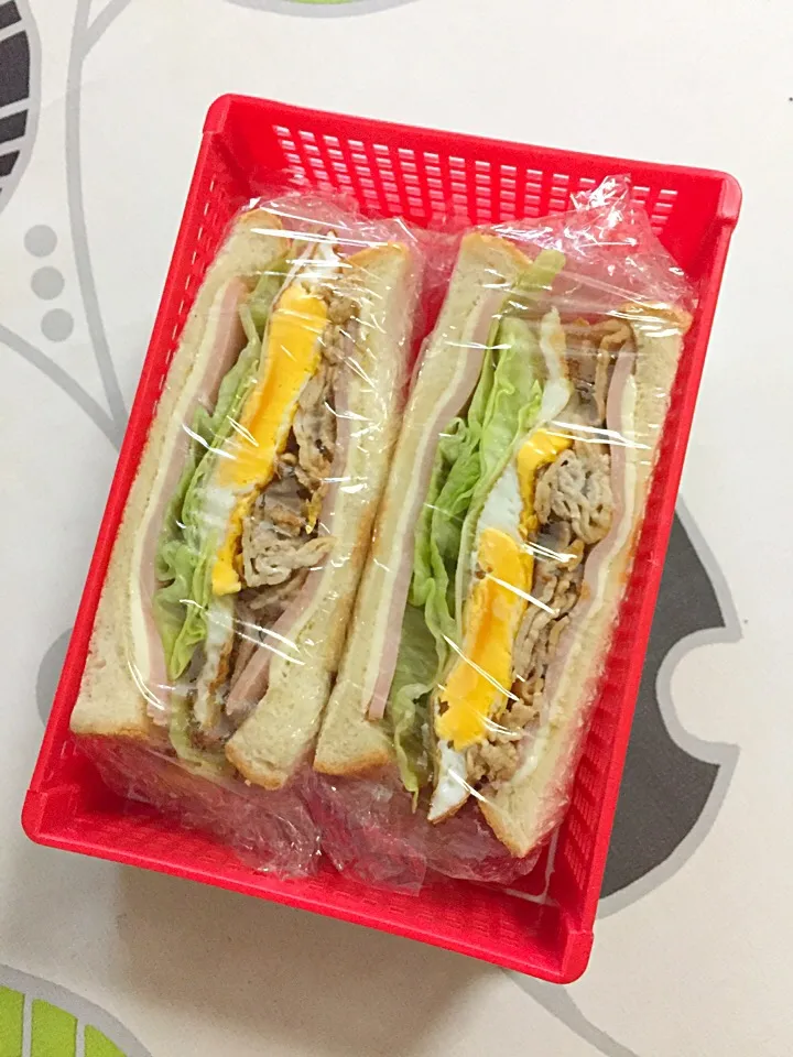 20180915兄弁。忙しい彼はどこで弁当食べれるかわからないそうです。お母さんは心配で、片手で、パンとハム、チーズ、レタス、焼肉、目玉焼きを一気に食べられるお弁当にしたよ。|hanakoさん