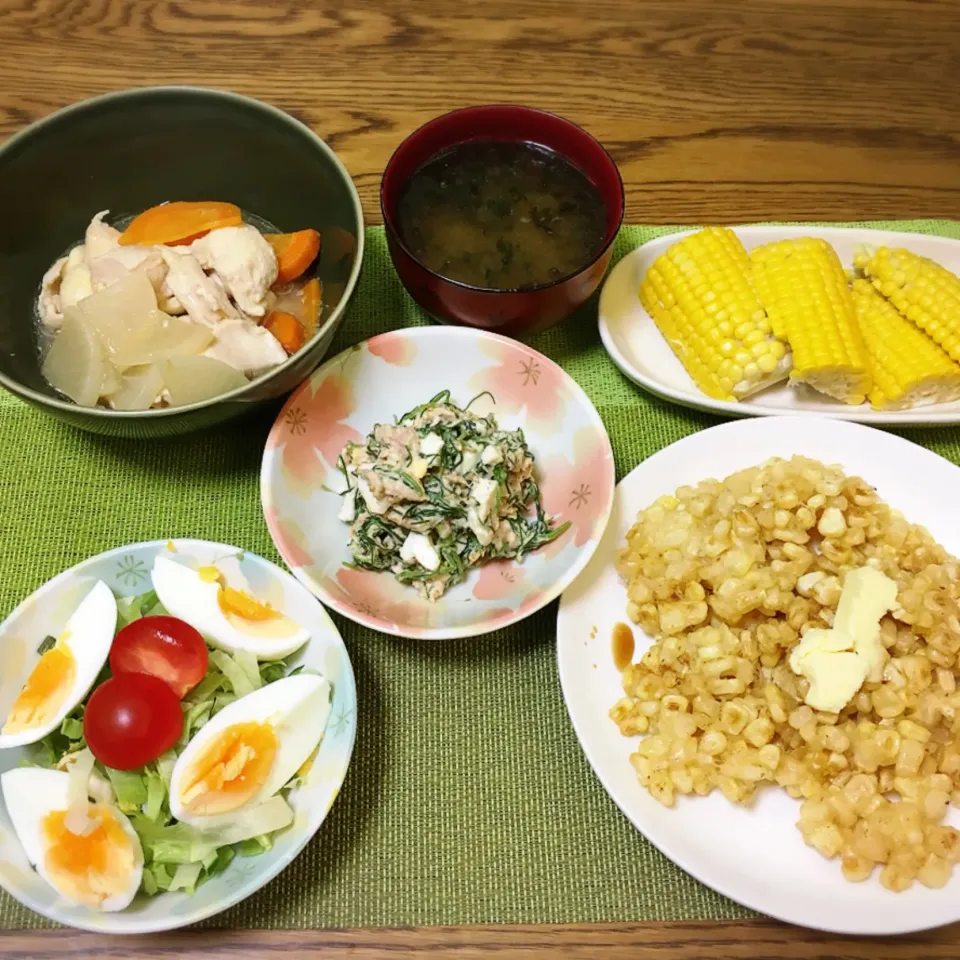 Snapdishの料理写真:治部煮風鶏の煮物・お味噌汁・茹でとうもろこし・とうもろこしのかき揚げ・おかひじきツナマヨ和え・サラダ|美也子さん