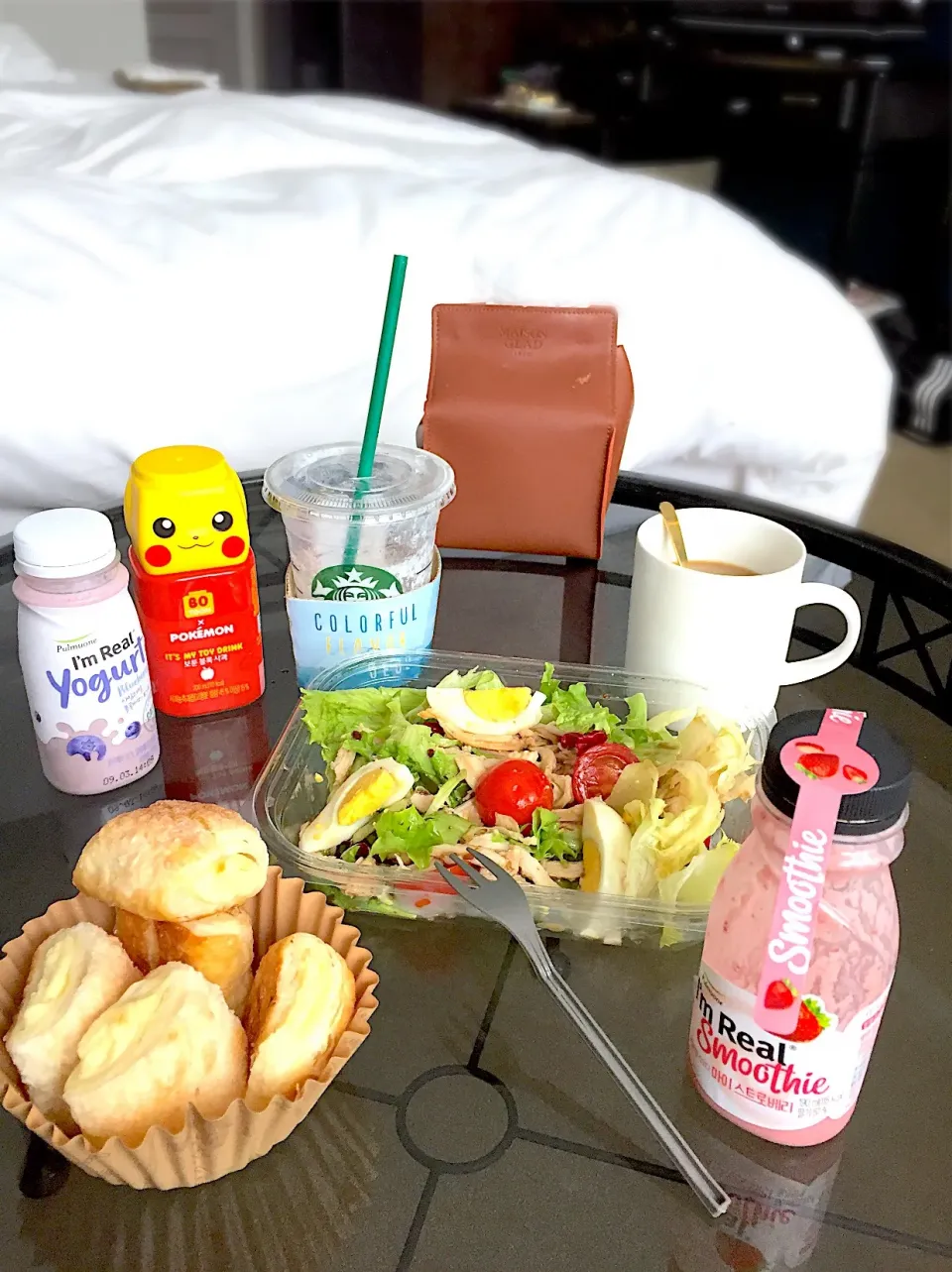 Snapdishの料理写真:パリバケで買ったサラダとパンとポケモンジュース🍎✨🥤下の子お気に入りのI’m Realとスタバで簡単に朝ごはん✨🥐

#parisbaguette|K.Sさん